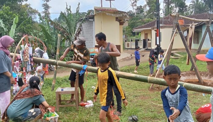 Seru! Pemuda IRMAS Desa Cilangari Gelar Lomba Panjat Pinang & Makan Kerupuk Pasca Idul Fitri