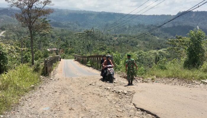 Antisipasi Kemacetan, Babinsa Turun Langsung Pantau Jalan KKA Gunung Salak