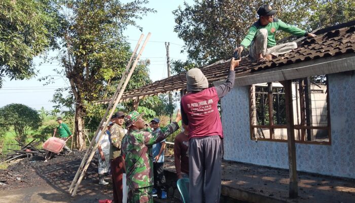 TNI Sigap! Babinsa Simo Bersama Warga Gotong Royong Bersihkan Sisa Kebakaran