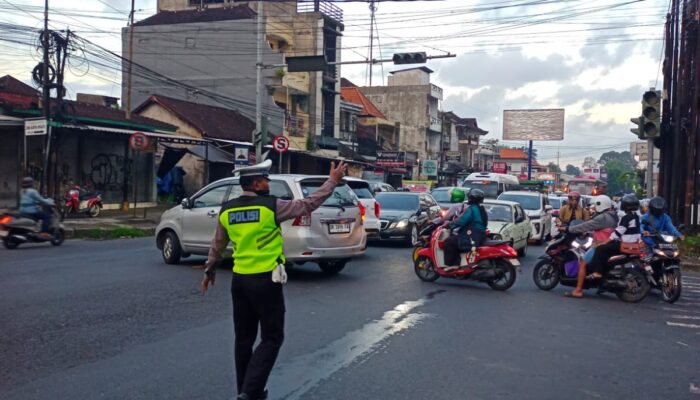Atensi Kemacetan dan Laka, Polsek Kediri Gelar Personil Untuk Laksanakan Strong Point Sore
