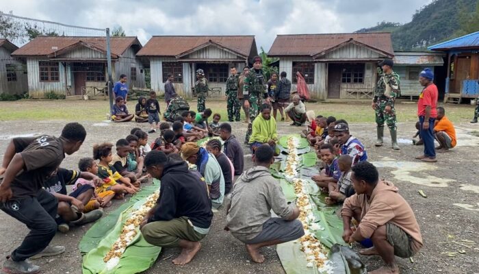Satu Daun Pisang, Satu Kebersamaan: TNI dan Warga Bulangkop Makan Bersama Pererat Harmoni di Perbatasan