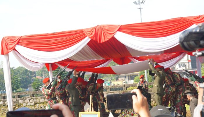 Tangis Haru Iringi Pemakaman Mayor Zulmi, Prajurit Berprestasi TNI di Bandung