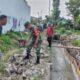 Babinsa Bangun Talud Irigasi Sawah Bersama Warga