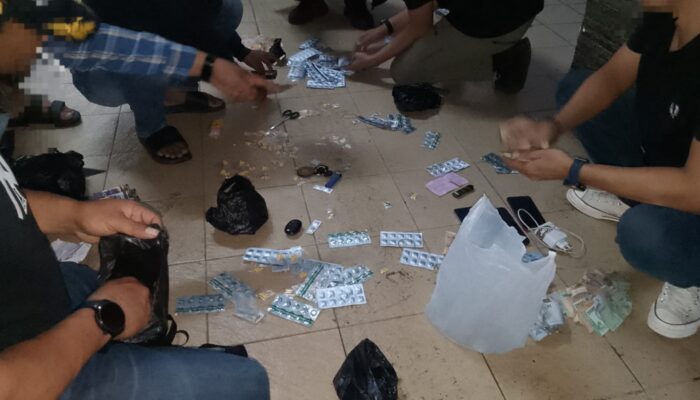 Den Intel Kodam III/Siliwangi Amankan 7 Terduga Pelaku Peredaran Obat Terlarang Type G di Bandung