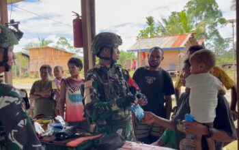 Pos Selal Yonif 751/VJS Berikan Pengobatan Gratis bagi Warga Kampung Kalomdol