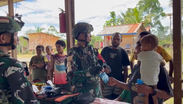 Pos Selal Yonif 751/VJS Berikan Pengobatan Gratis bagi Warga Kampung Kalomdol