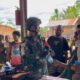 Pos Selal Yonif 751/VJS Berikan Pengobatan Gratis bagi Warga Kampung Kalomdol