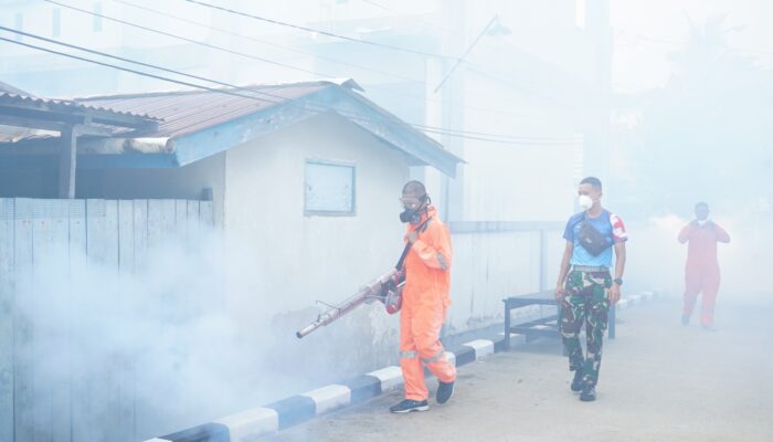 Cegah Penyakit Demam Berdarah (DBD) dan Malaria, Kodaeral XIV Sorong Laksanakan Fogging