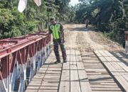 Pastikan Akses Transportasi Aman, Babinsa Kodim 0103/Aceh Utara Cek Kondisi Jembatan Bailey di Baktiya