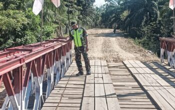 Pastikan Akses Transportasi Aman, Babinsa Kodim 0103/Aceh Utara Cek Kondisi Jembatan Bailey di Baktiya