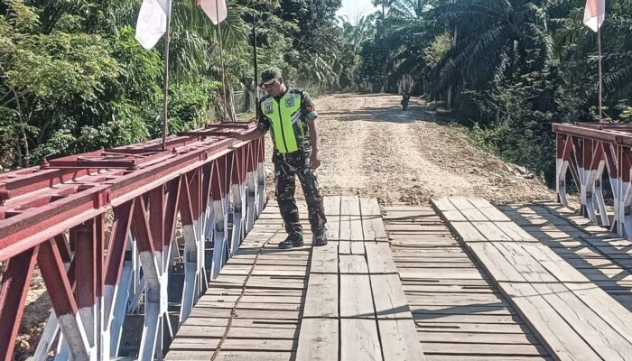 Pastikan Akses Transportasi Aman, Babinsa Kodim 0103/Aceh Utara Cek Kondisi Jembatan Bailey di Baktiya