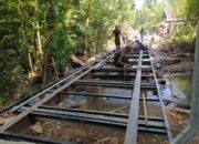 TNI Dan Warga Gotong Royong, Pengelasan Besi Pengaman Jembatan Perintis Garuda Terus Dikebut