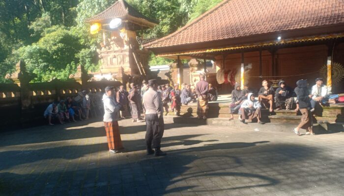 Bhabinkamtibmas Desa Candikuning Atensi Rangkaian Pujawali di Pura Pucak Terate Bang