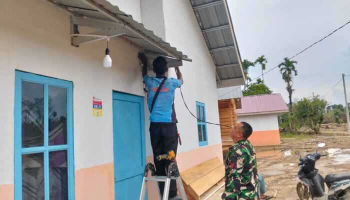 Hadir di Lapangan, Babinsa Koramil 29/Lkh Pastikan Pemasangan Kabel STR Berjalan Lancar