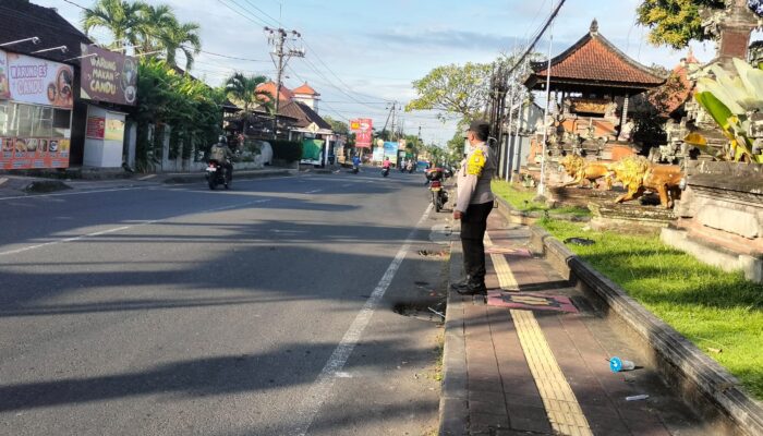 Cegah Kriminalitas, Perwira Pengawas Polsek Kediri Pimpin Pelaksanaan Blue Light Patrol (BLP)