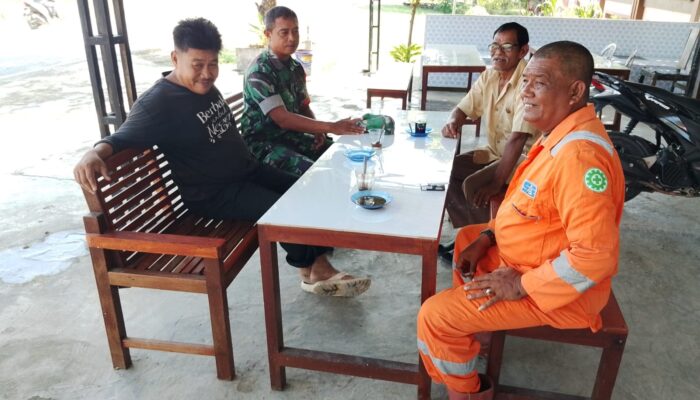 Warung Kopi Jadi Titik Komsos, Babinsa Perkuat Kebersamaan dan Jaga Kondusifitas Wilayah