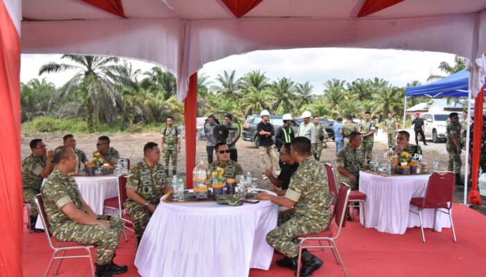 Pastikan Berjalan Baik, Danrem 031/WB Brigjen TNI Dr. Agustatius Sitepu Dampingi Pangdam XIX/TT Kunjungi Pembangunan Korem 031/WB
