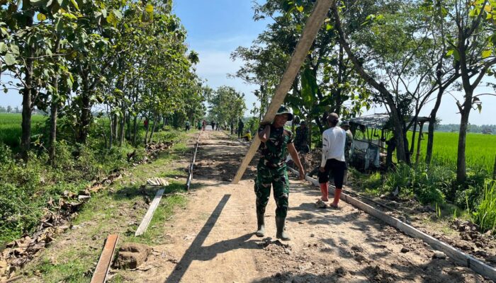 Satgas TMMD Bersama Warga Melangsir Begesting Besi Untuk Betonisasi Jalan