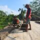 Wujud Babinsa Kebonduren Bersama Warga Kerja Bakti Pasang Dinding Pembatas Jembatan Perintis Garuda Kali Complang