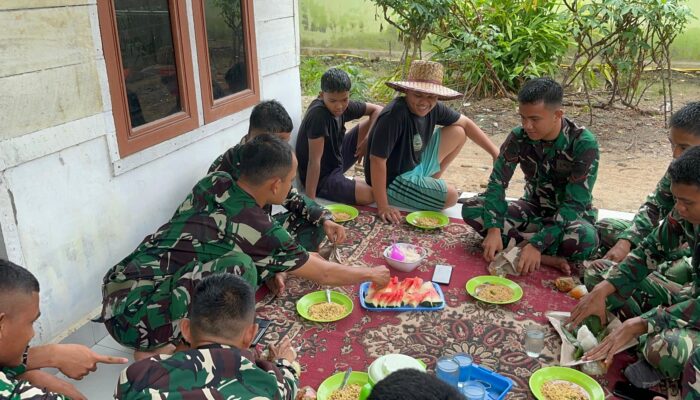 Di Dapur Muliana, Prajurit TMMD Menjadi Bagian Keluarga