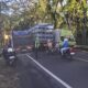 Responsif Antisipasi Kemacetan Panjang, Anggota Polsek Kerambitan bersama Satlantas Polres Tabanan Atensi Truck Mogok Pecah Ban yang Hambat Arus Lalu-Lintas