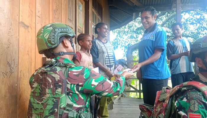 Pos Serambakon Yonif 751/VJS Bagikan Alat Tulis kepada Anak-Anak Kampung Mersibil