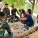 Saat Prajurit Loreng Itu Belajar Menganyam Keranjang Arang,Dukung Peningkatan Perekonomian Desa