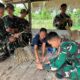 Belajar Menganyam Keranjang Arang, Satgas TMMD dan Warga Pasar Rawa Bangun Kedekatan
