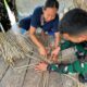 Loreng di Tengah Anyaman Bambu: Saat Prajurit TMMD Belajar Kerajinan Keranjang Arang di Langkat