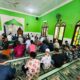 Personel Satgas TMMD ke-128 Tunaikan Sholat Jumat Bersama Warga Pasar Rawa