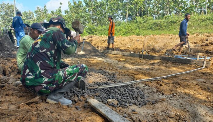Kejar Target TMMD, Satgas dan Warga Pasang Bekisting Demi Hasil Betonisasi Jalan Berkualitas
