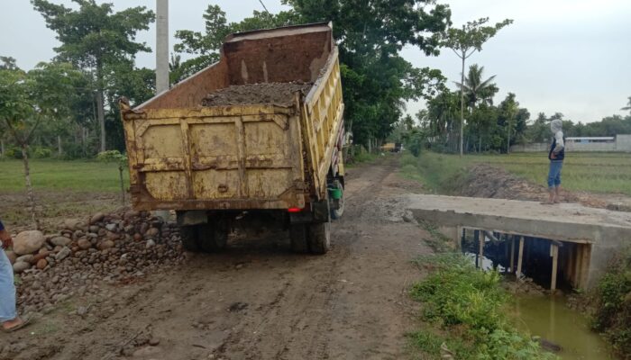Jalan Ditingkatkan,TMMD 128 Perlancar Akses Desa Pasar Rawa