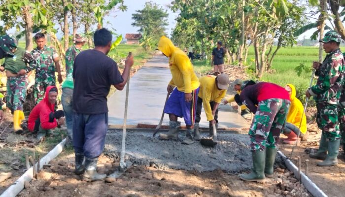 Semangat Tanpo Sambat”, Satgas TMMD dan Warga Kejar Penyelesaian Pengecoran Jalan Jelang Penutupan TMMD Reguler ke-128 Kodim Sragen