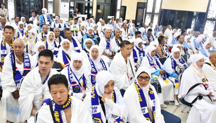 Embarkasi Palembang Berangkatkan Kloter 14, Kakanwil Ingatkan Jemaah Waspada Panas Ekstrem di Tanah Suci