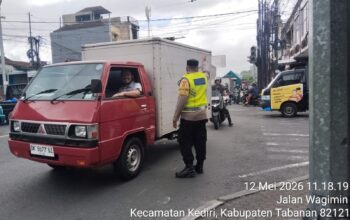 Atensi Kemacetan dan Laka Lantas, Polsek Kediri Gelar Strong Point Siang di Simpang Untab