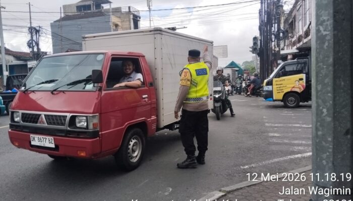 Atensi Kemacetan dan Laka Lantas, Polsek Kediri Gelar Strong Point Siang di Simpang Untab