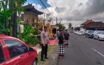 Bhabinkamtibmas Desa Peken Belayu Polsek Marga Amankan Upacara Manusa Yadnya Pernikahan