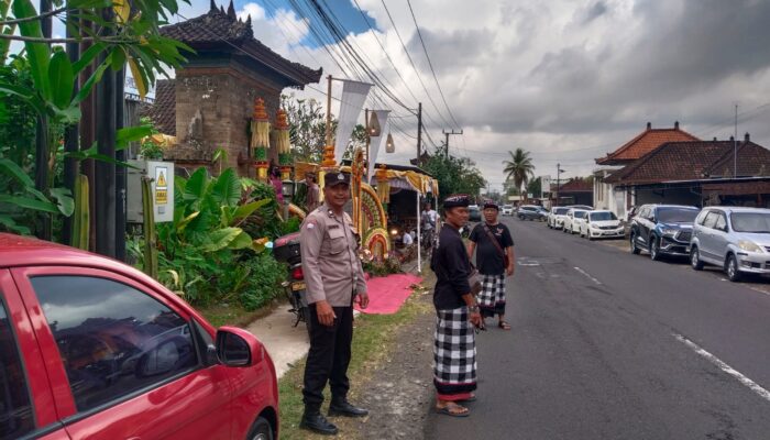 Bhabinkamtibmas Desa Peken Belayu Polsek Marga Amankan Upacara Manusa Yadnya Pernikahan