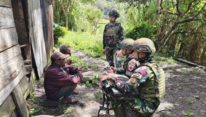 Gerakkan Binter Anjangsana, Satgas Yonif 521/DY Berikan Pelayanan Kesehatan bagi Warga Distrik Kurima