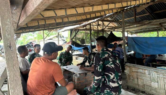 Komsos di Lokasi TMMD 128 Gebang, Prajurit TNI Pererat Kemanunggalan dengan Warga
