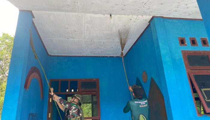 Berikan Rasa Nyaman Saat Belajar, Satgas Yonif 763/SBA Bersihkan Lingkungan Sekitar Sekolah 