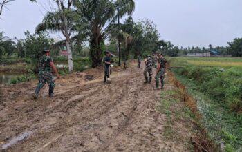 Tantangan Medan dan Cuaca Bukan Halangan Bagi Satgas TMMD 128 Tuntaskan Peningkatan Jalan 1500 Meter di Pasar Rawa