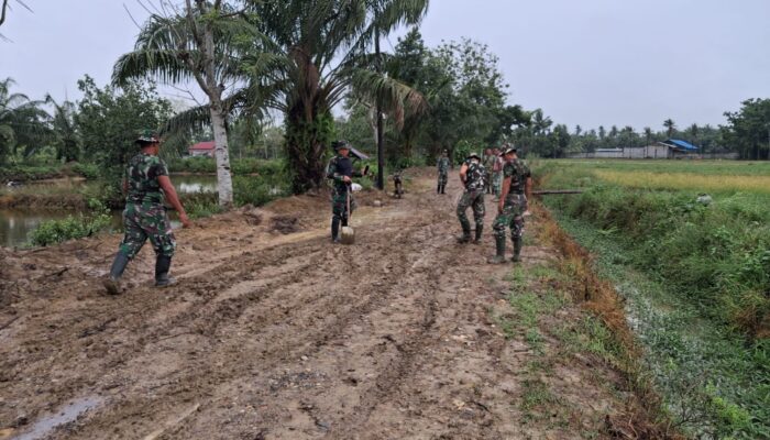 Tantangan Medan dan Cuaca Bukan Halangan Bagi Satgas TMMD 128 Tuntaskan Peningkatan Jalan 1500 Meter di Pasar Rawa