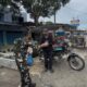 Sisi Humanis Tentara: Di Sela Kebut Jalan, Satgas TMMD 128 Bagikan Makanan untuk Warga Gebang