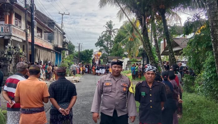 Sinergi Bhabinkamtibmas Desa Tunjuk dan Pecalang Amankan Upacara Ngaben Warga