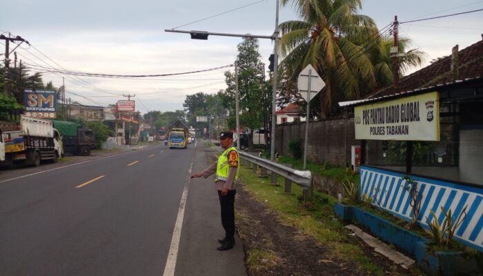 Beri Pelayanan yang Maksimal bagi Pengguna Jalan, Polsek Kerambitan Optimalkan Kegiatan Strong Poin Pagi