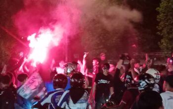 Persib Bandung Cetak Hattrick Juara Super League, Bobotoh Tumpah Ruah Rayakan Kemenangan