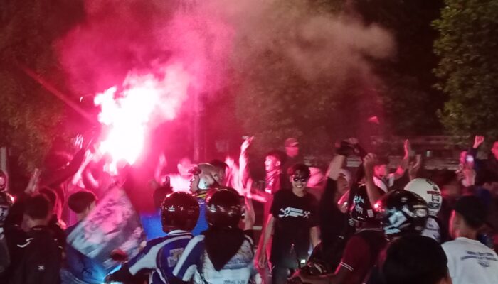 Persib Bandung Cetak Hattrick Juara Super League, Bobotoh Tumpah Ruah Rayakan Kemenangan
