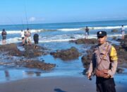 Bhabinkamtibmas Desa Antap Kawal Lomba Mancing Pesisir di Pantai Soka