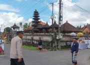 Bhabinkamtibmas Desa Kesiut Atensi Rangkaian Kegiatan Upacara Ngenteg Linggih di Pura Dalem Kesiut Arca